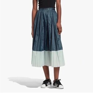NWT - Adidas two-tone jade pleated midi skirt